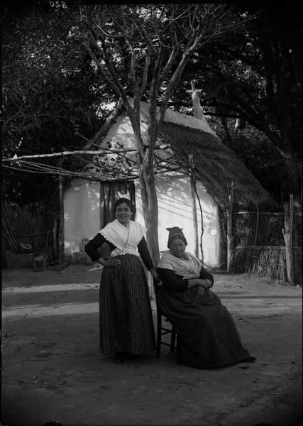 Arlésiennes devant la cabane