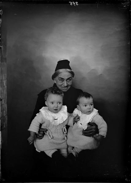 Marie Jouguet et ses petites-filles