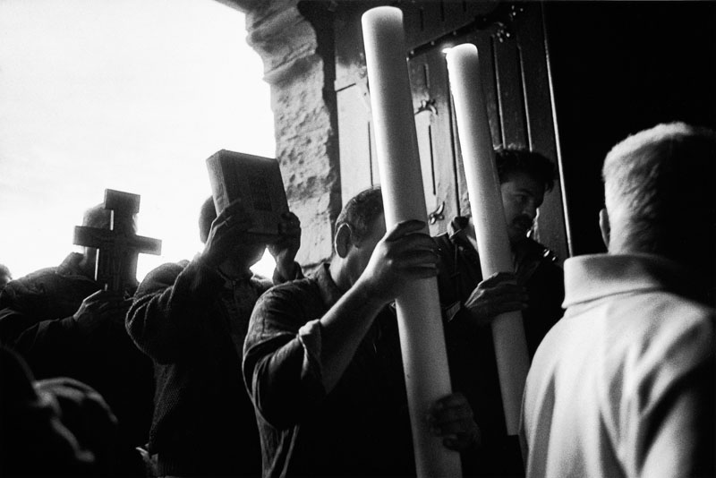 Entrée de la procession dans l'église, pèlerinage des gitans et des gens du voyage