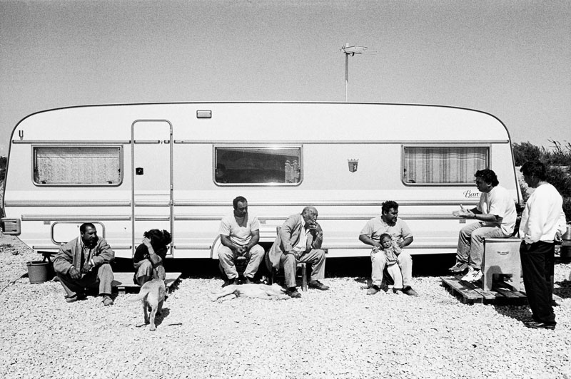 Discussion devant la caravane sur le terrain désigné