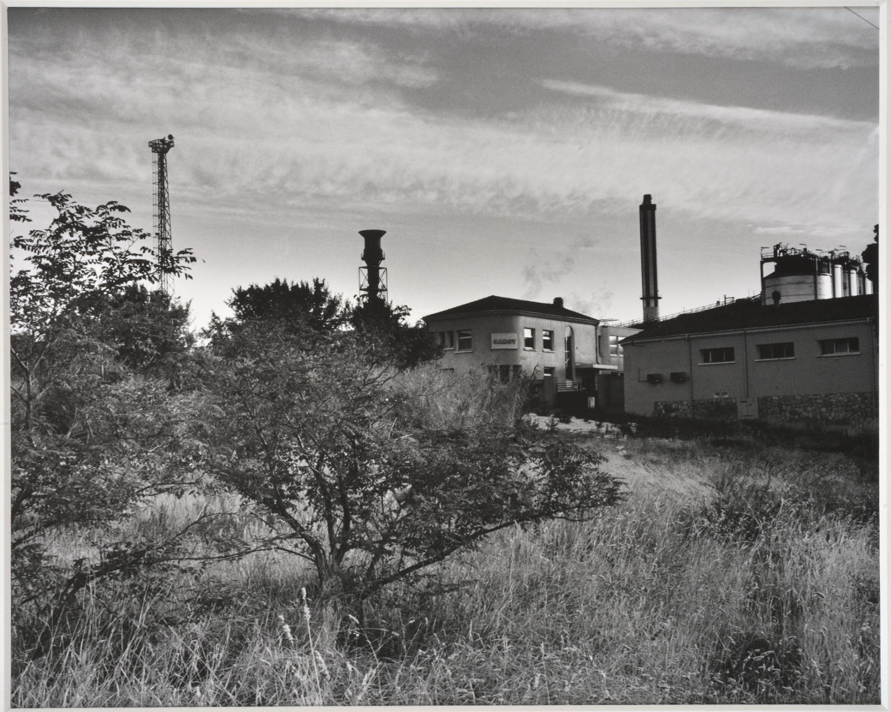Septembre 1995 au matin : le lever du soleil, usine de produits chimiques à Berre