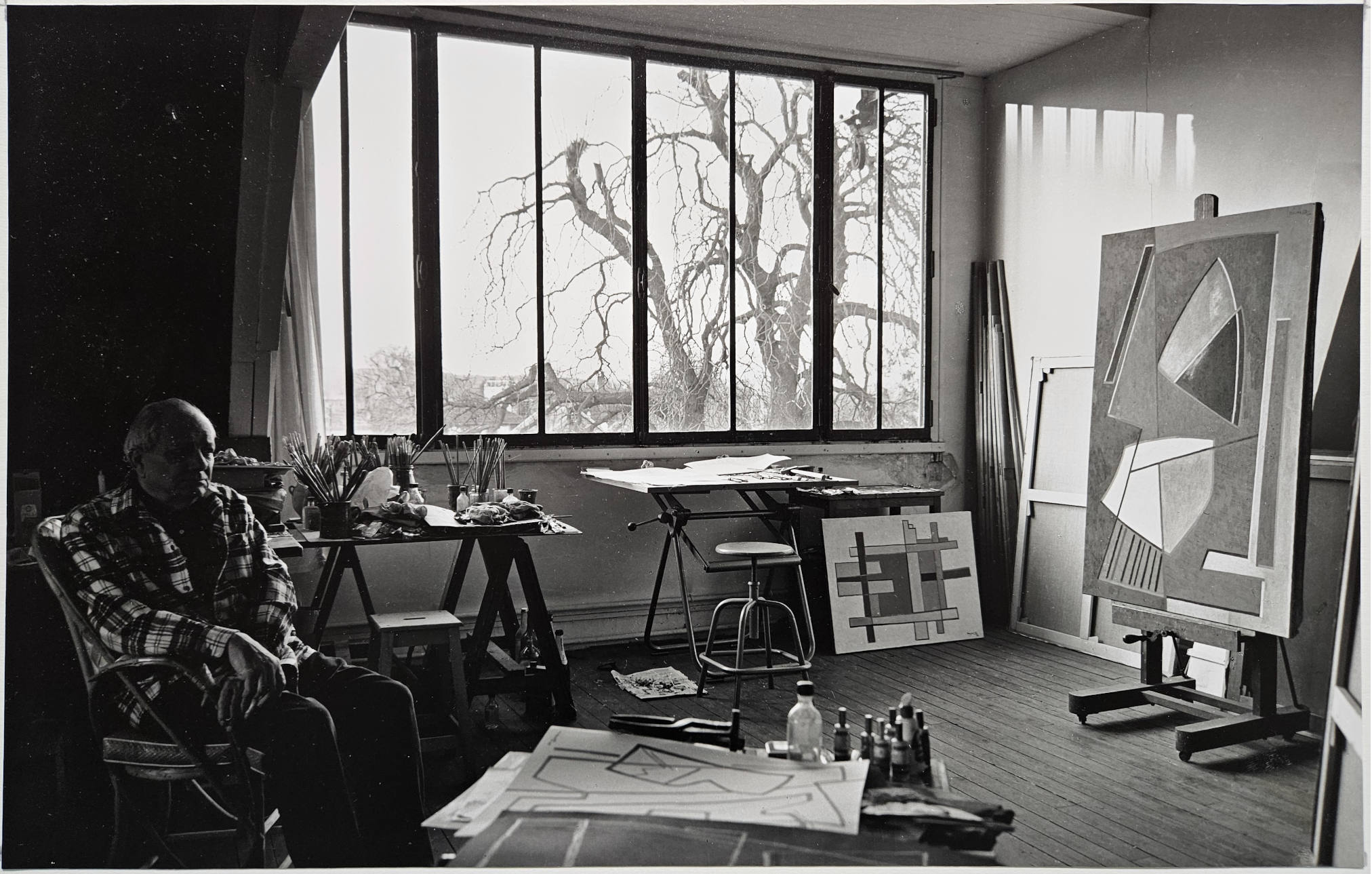 Alberto Magnelli dans son atelier de Meudon