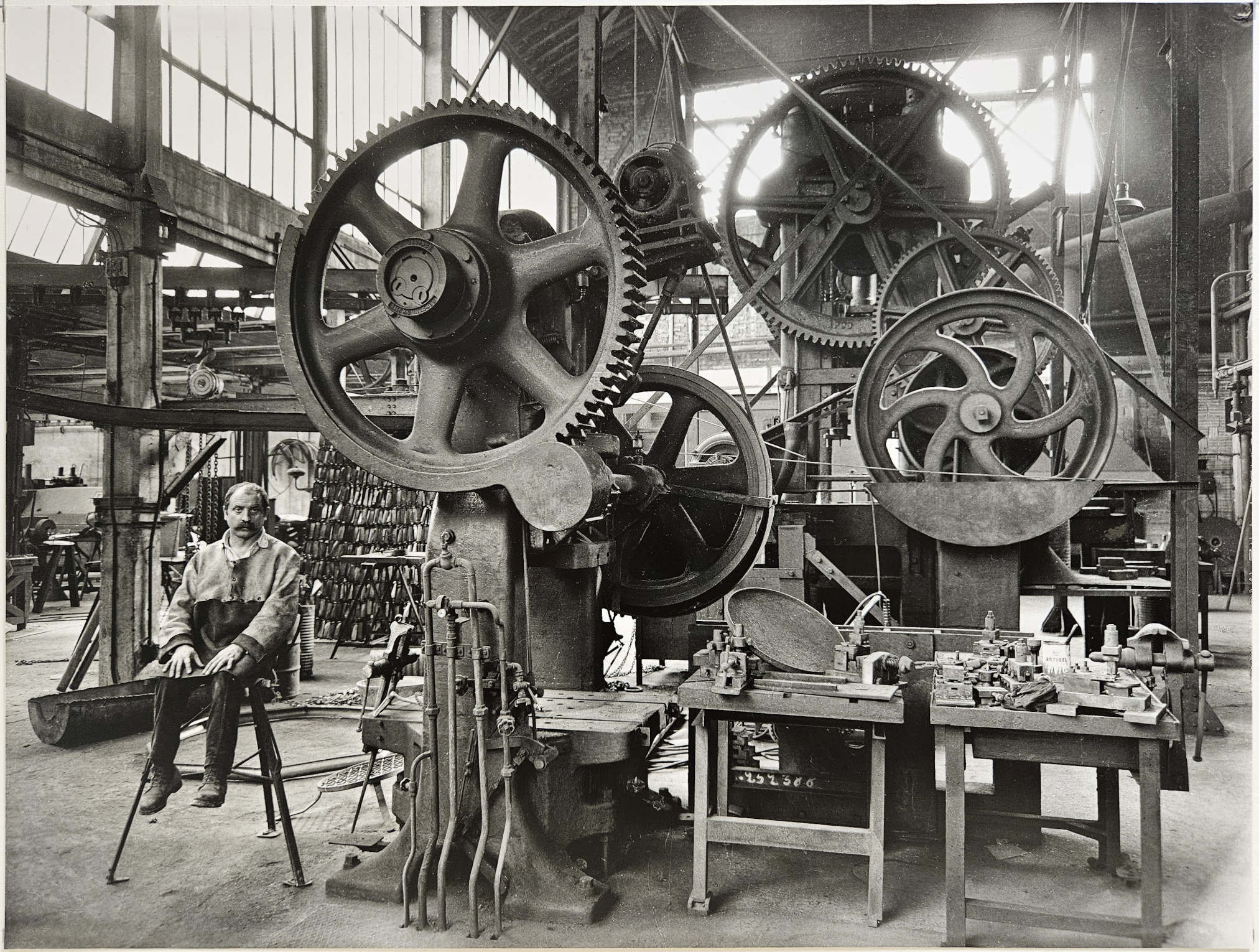 César dans son atelier-usine de Villetaneuse