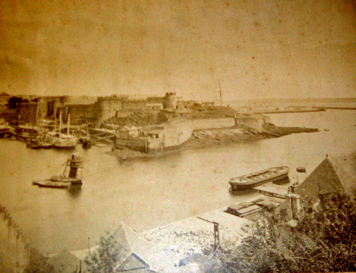 Brest, port militaire : le château :  vue prise de la pointe