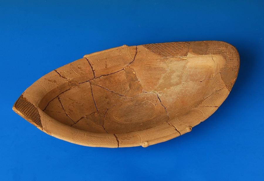 Ecuelle naviforme à rebord grillagé gravé et incisé