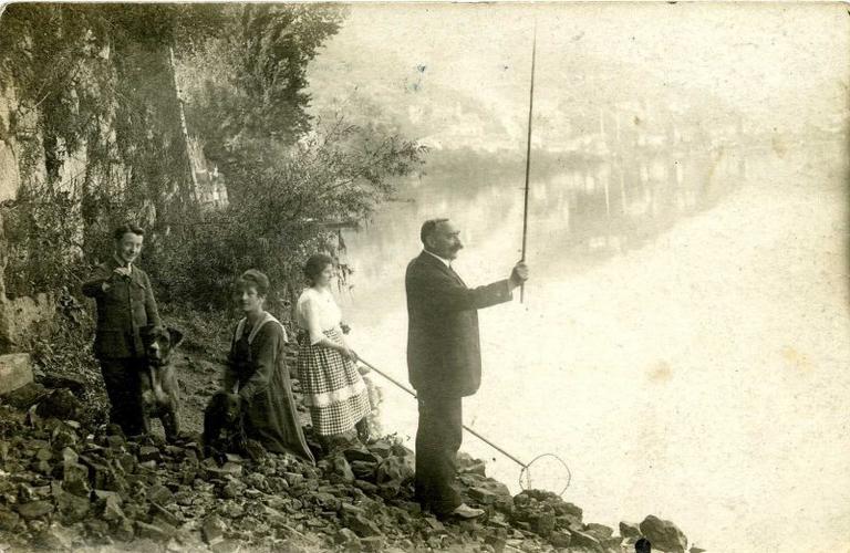 Famille pêchant à l'épuisette et à la canne à Elbeuf
