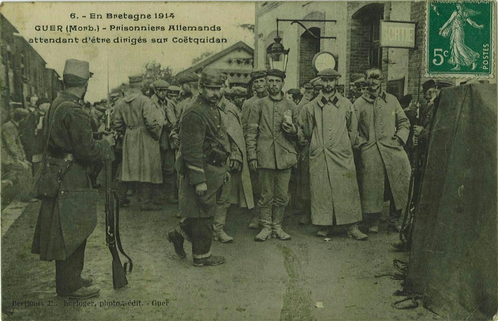 Prisonniers Allemands attendant d’être dirigés sur Coëtquidan