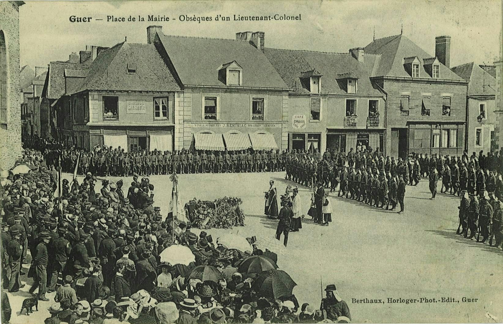 Place de la Mairie - Obsèques d'un Lieutenant-Colonel