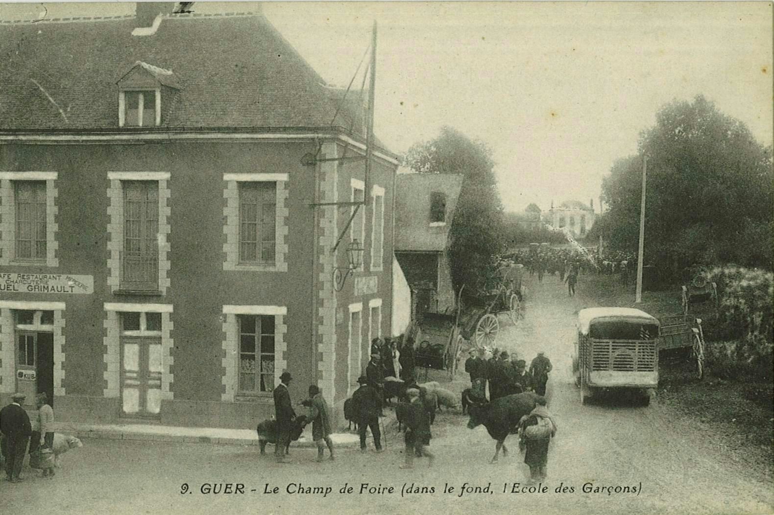 Le Champ de Foire (dans le fond, l'Ecole des Garçons)