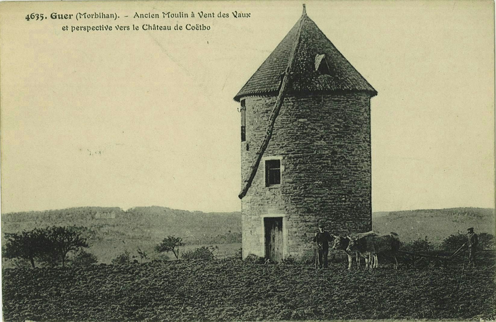 Ancien Moulin à Vent des Vaux et perspective vers le Château de Coëtbo