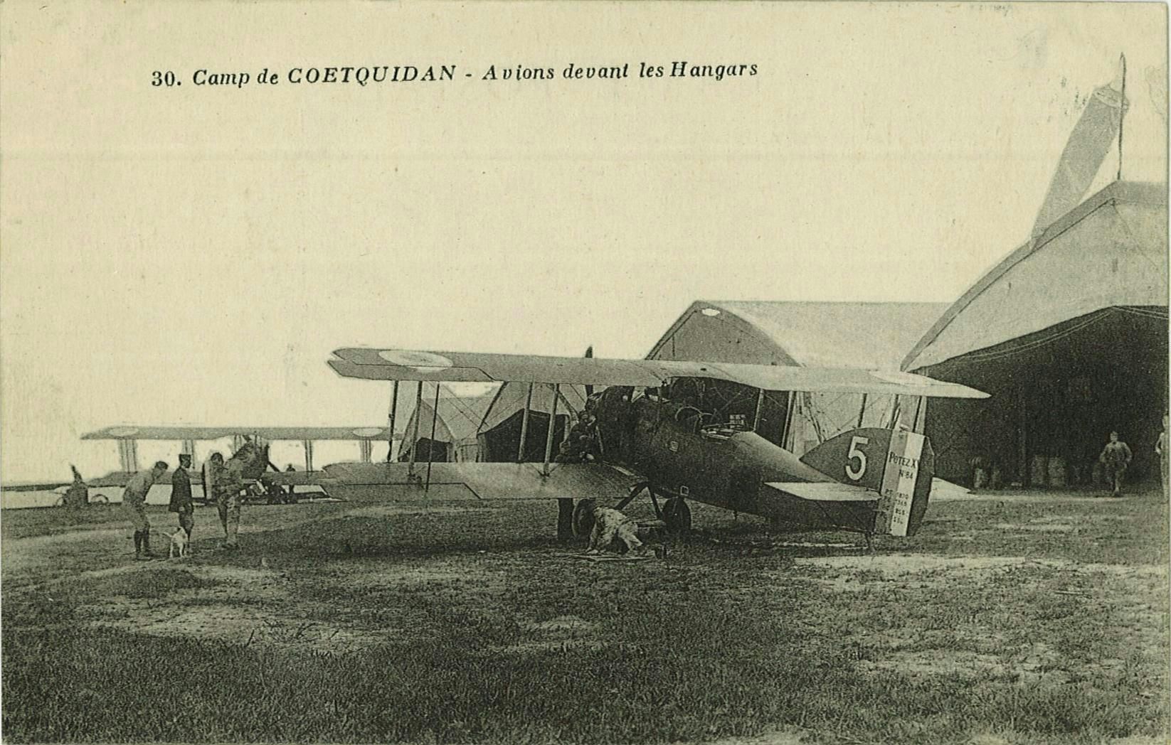 Avions devant les Hangars