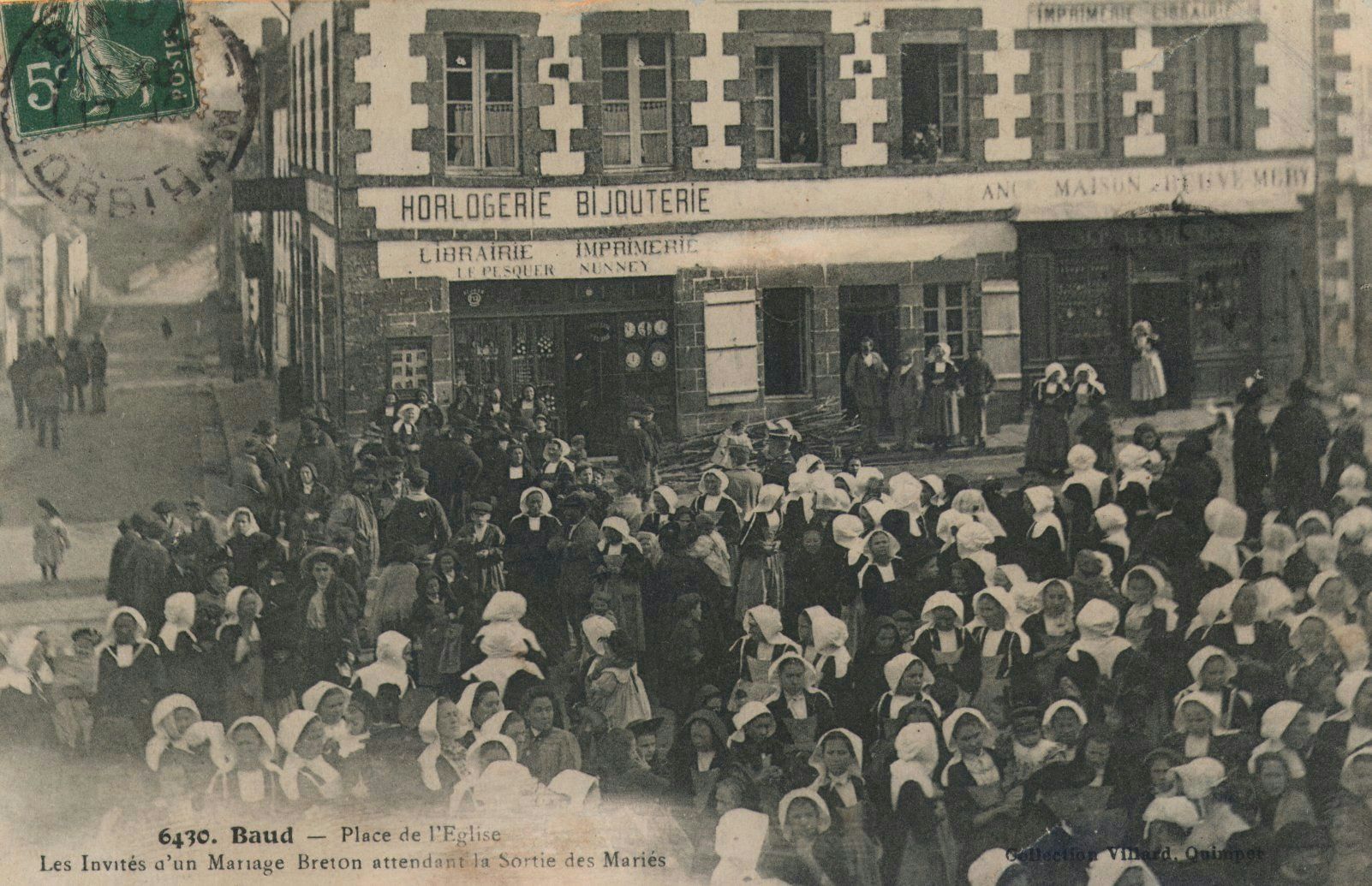 Place de l’Église - Les Invités d'un Mariage Breton attendant la Sortie des Mariés