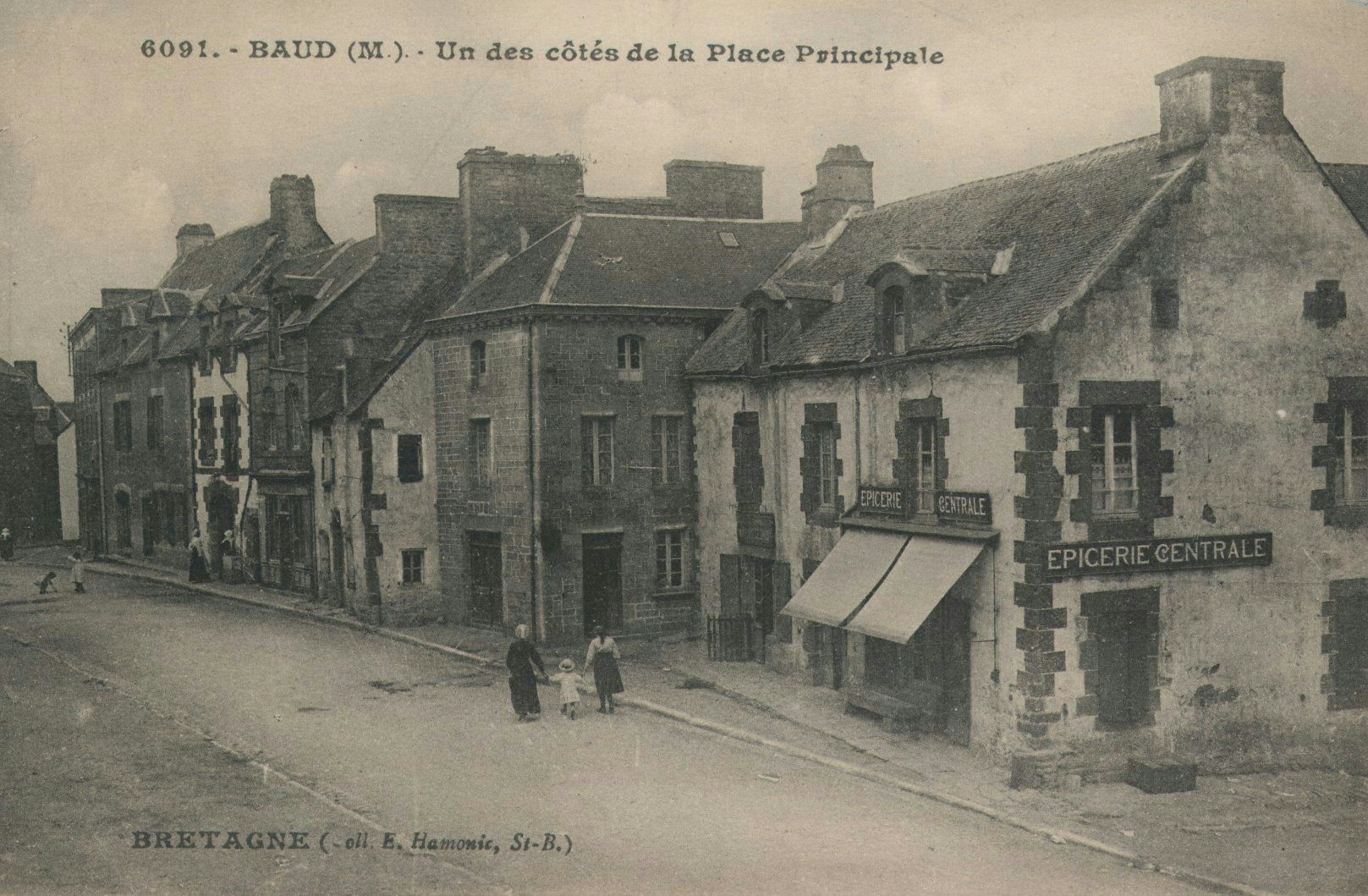 Un des côtés de la Place Principale