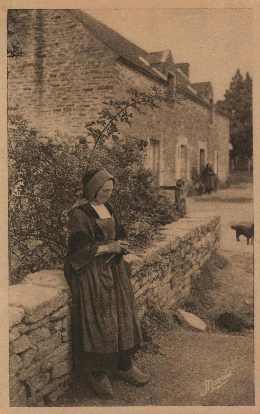 Paysanne en costume de Baud