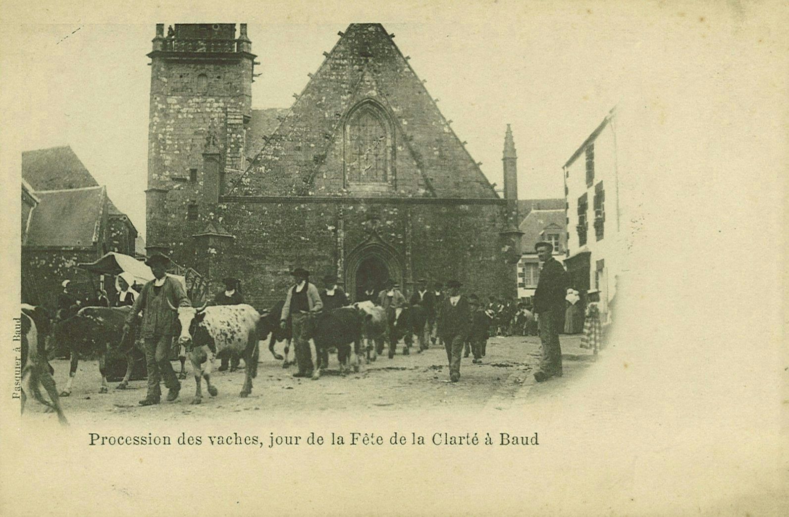 Procession des vaches jour de la Fête de la Clarté à Baud