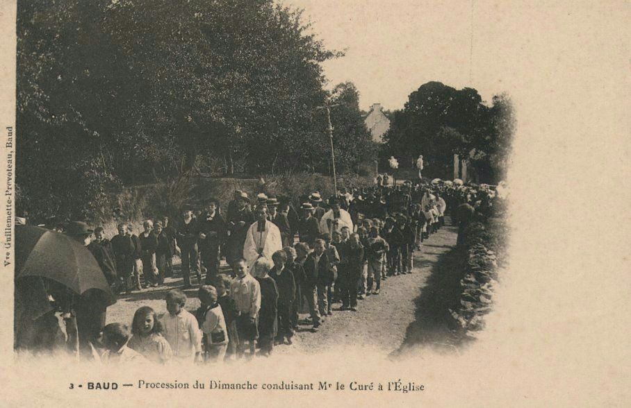 Procession du Dimanche conduisant Mr le Curé à l'Eglise