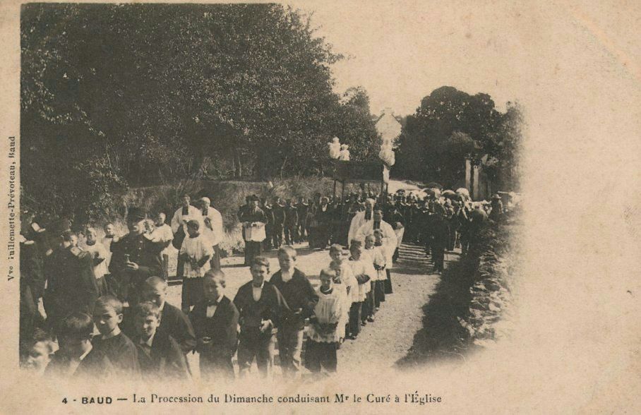La Procession du Dimanche conduisant Mr le Curé à l'Eglise