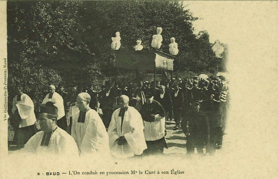 L'On conduit en procession Mr le Curé à son Eglise