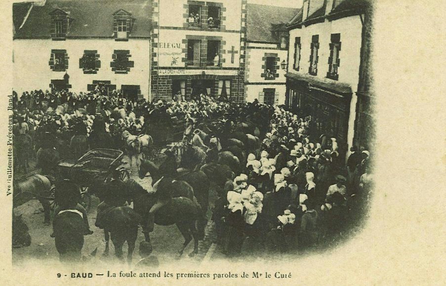 La foule attend les premières paroles de Mr le Curé
