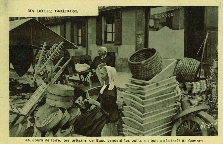 Jours de foire les artisans de Baud vendent les outils en bois de la forêt de Camors