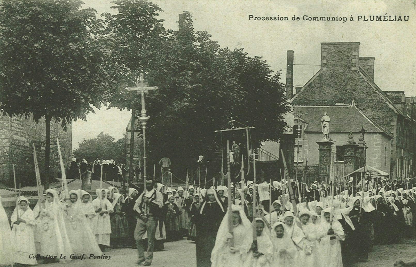 Procession de Communion à Pluméliau