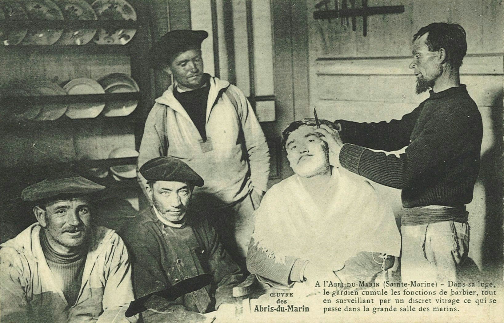 A l'Abri-Du-Marin (Sainte-Marine) - Dans sa loge le gardien cumule les fonctions de barbier tout en surveillant par un discret vitrage ce qui se passe dans la grande salle des marins.