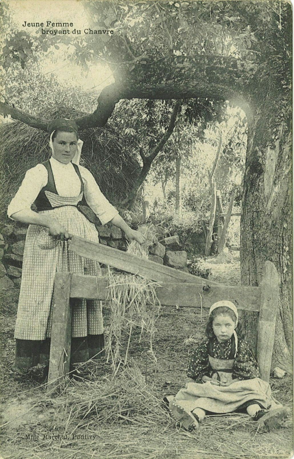 Jeune Femme broyant du Chanvre