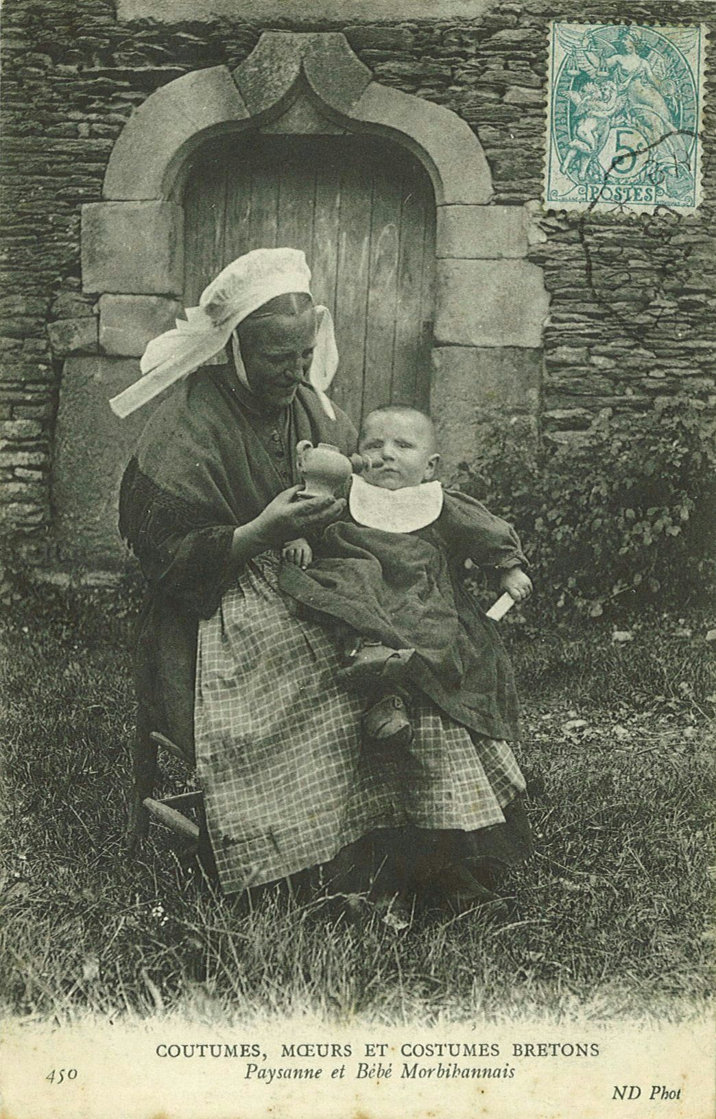 Paysanne et Bébé Morbihannais