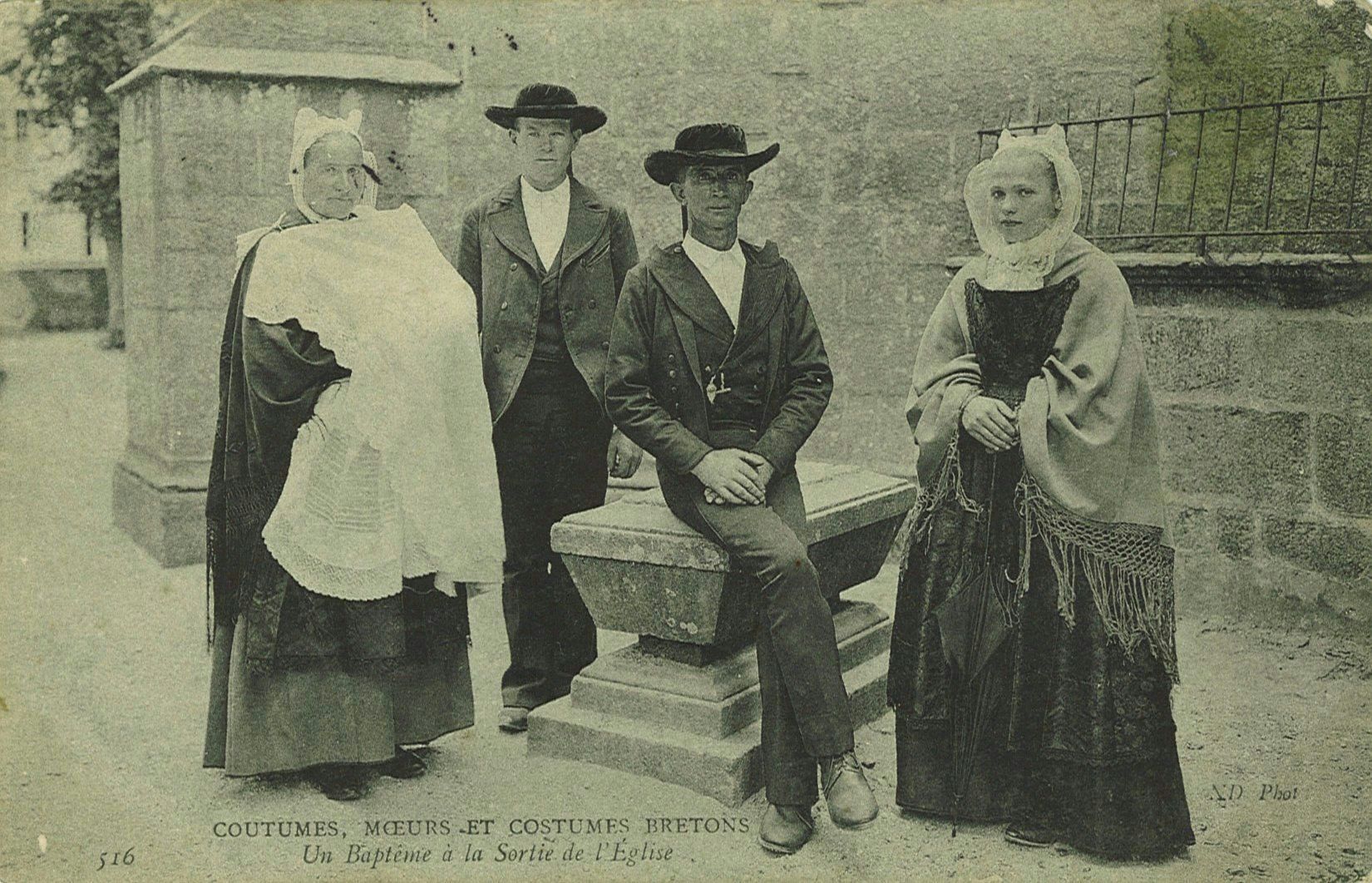 Un Baptême à la Sortie de l'Eglise