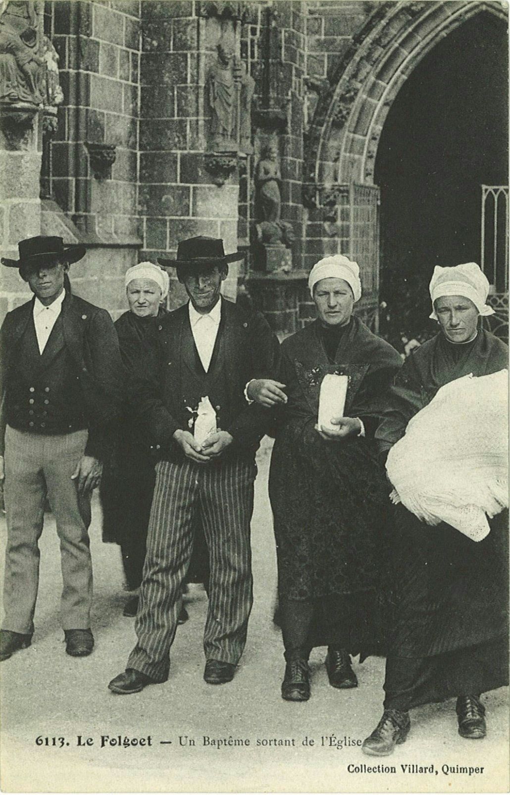 Un Baptême sortant de l'Eglise