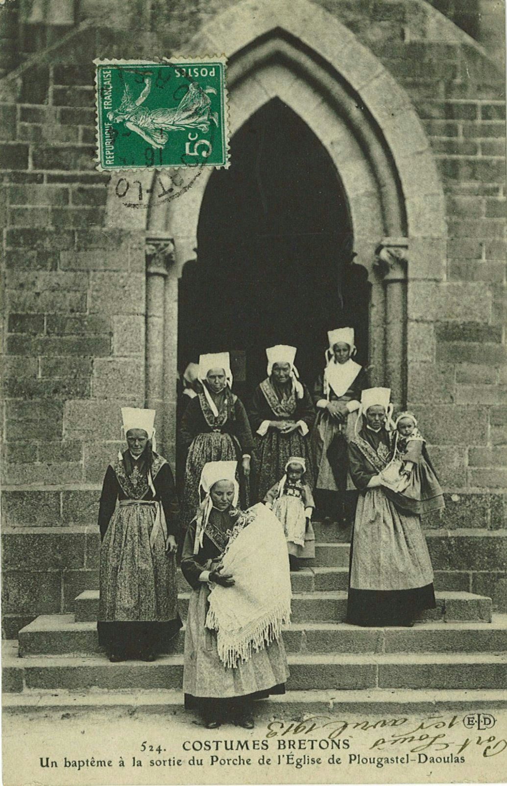 Un baptême à la sortie du Porche de l'Eglise de Plougastel-Daoulas