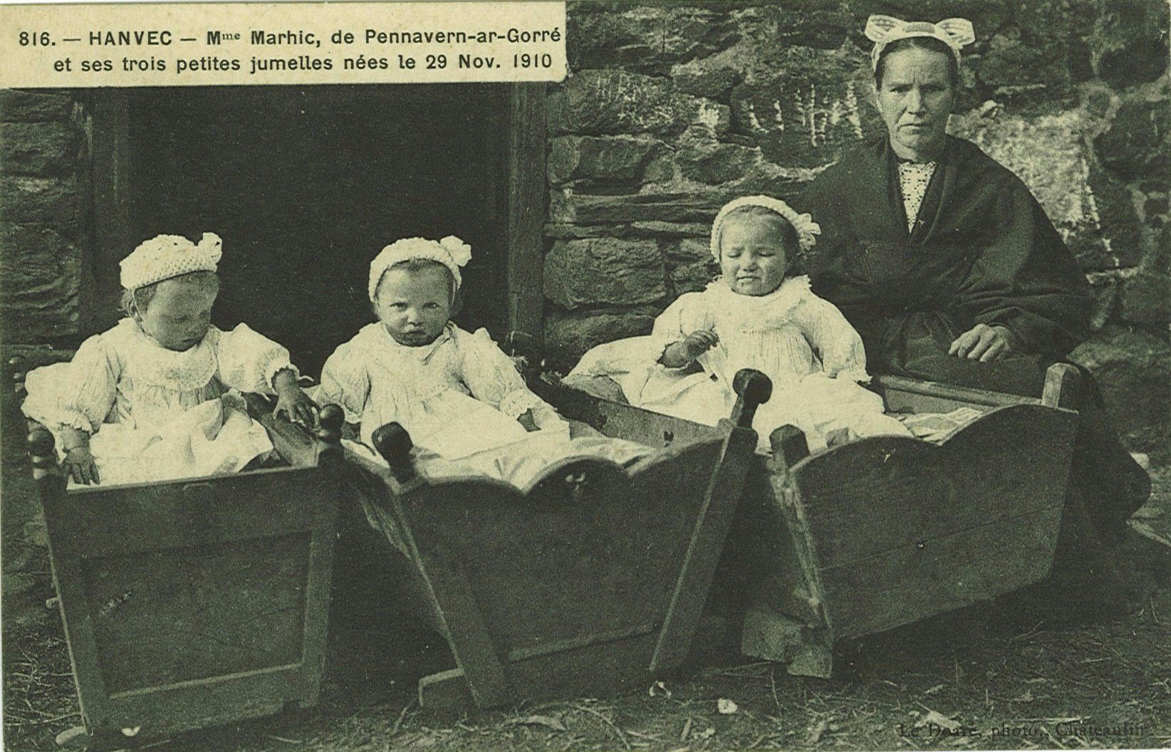 Mme Marhic de Pennavern-ar-Gorré et ses trois petites jumelles nées le 29 Nov. 1910