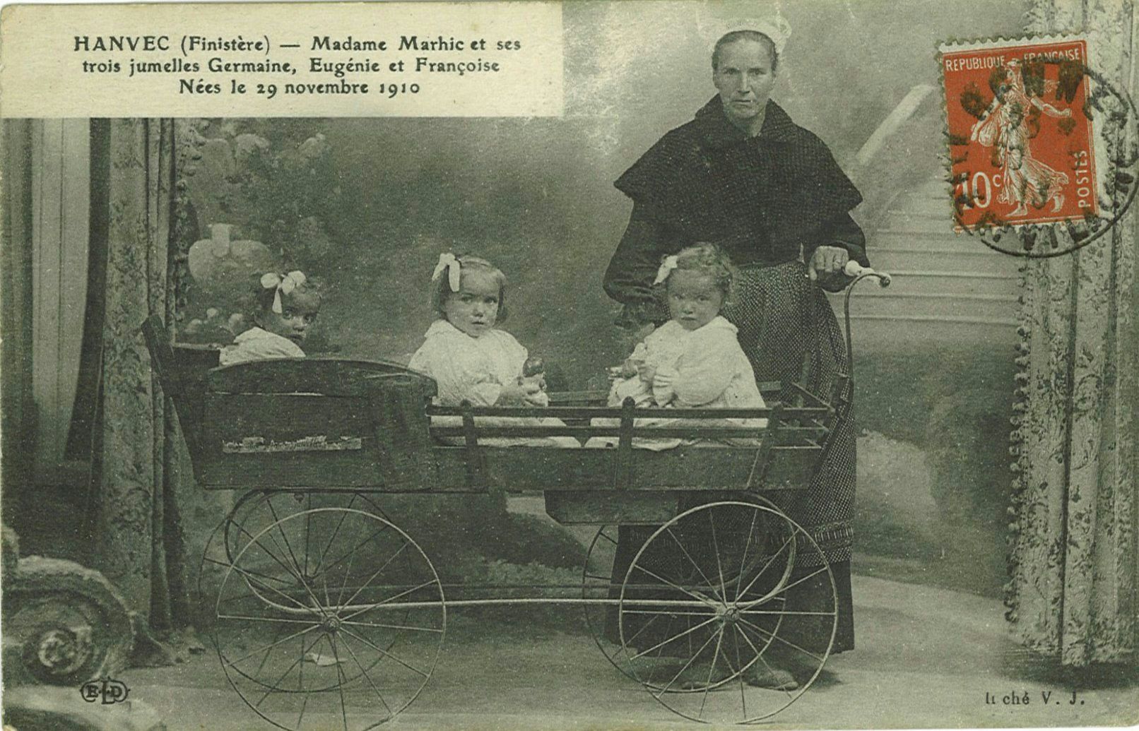 Madame Marhic et ses trois jumelles Germaine Eugénie et Françoise Nées le 29 novembre 1910