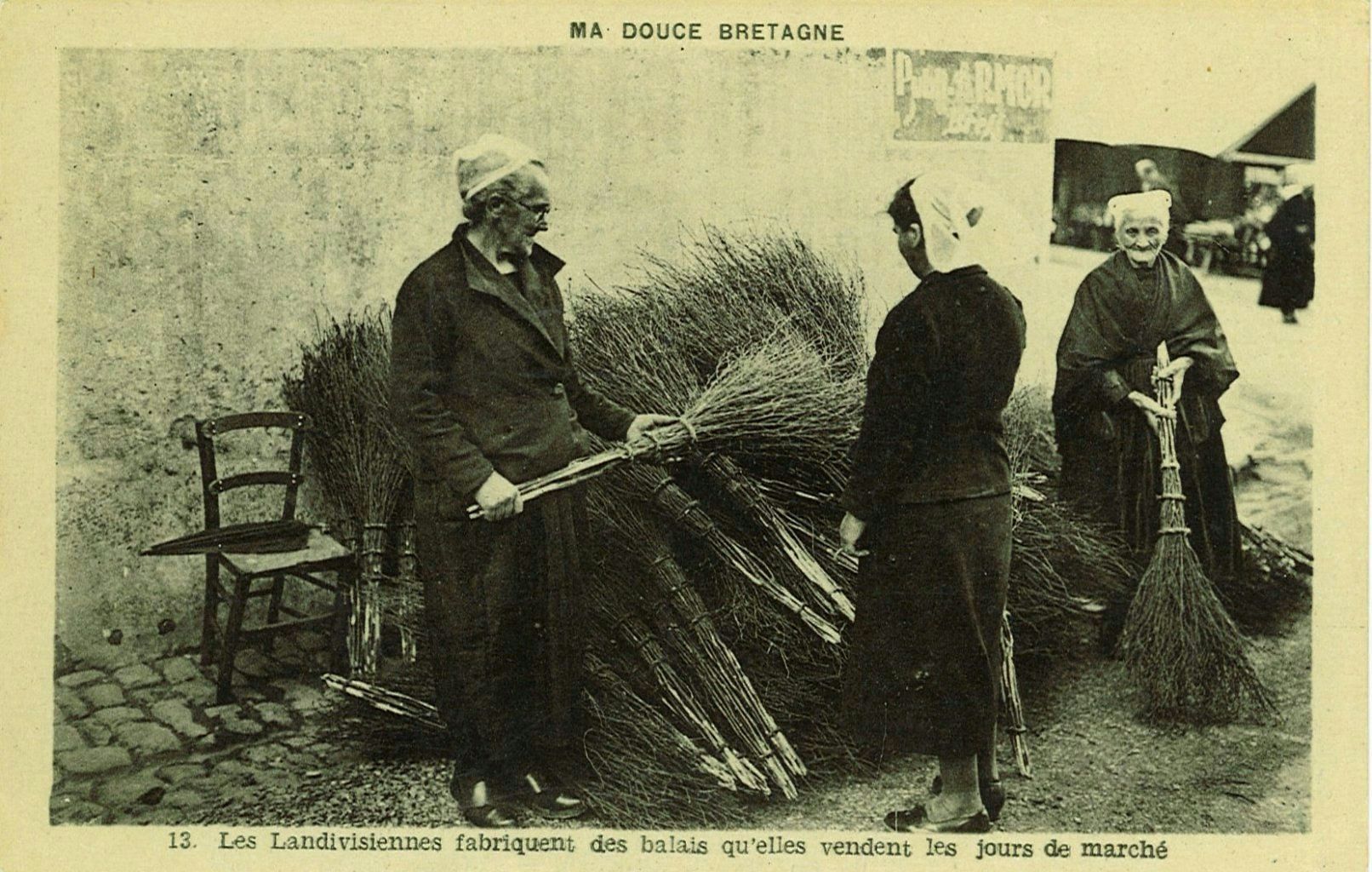 Les Landivisiennes fabriquent des balais qu'elles vendent les jours de marché