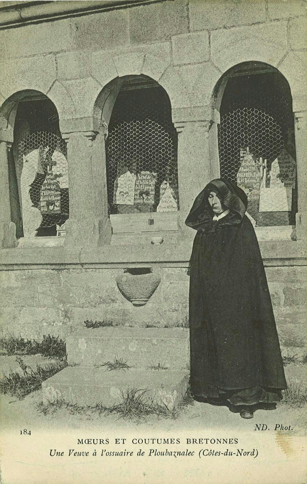 Une Veuve à l'ossuaire de Ploubaznalec (Côtes-du-Nord)