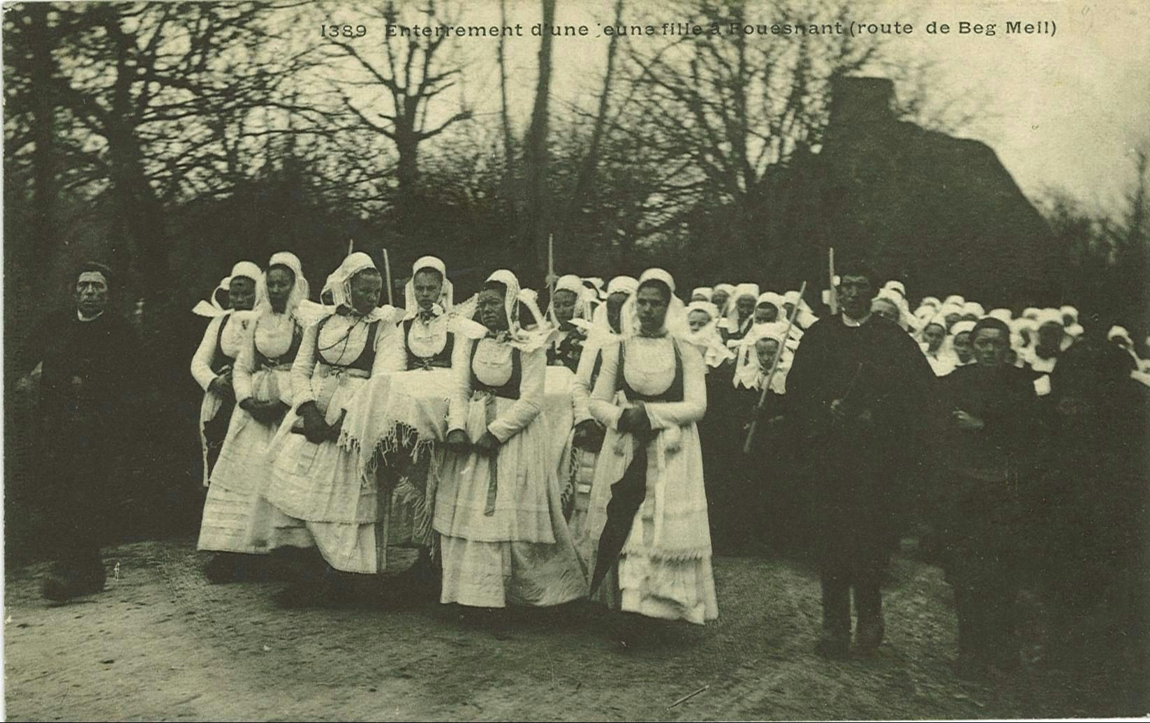 Enterrement d'une jeune fille à Fouesnant (route de Beg Meil)