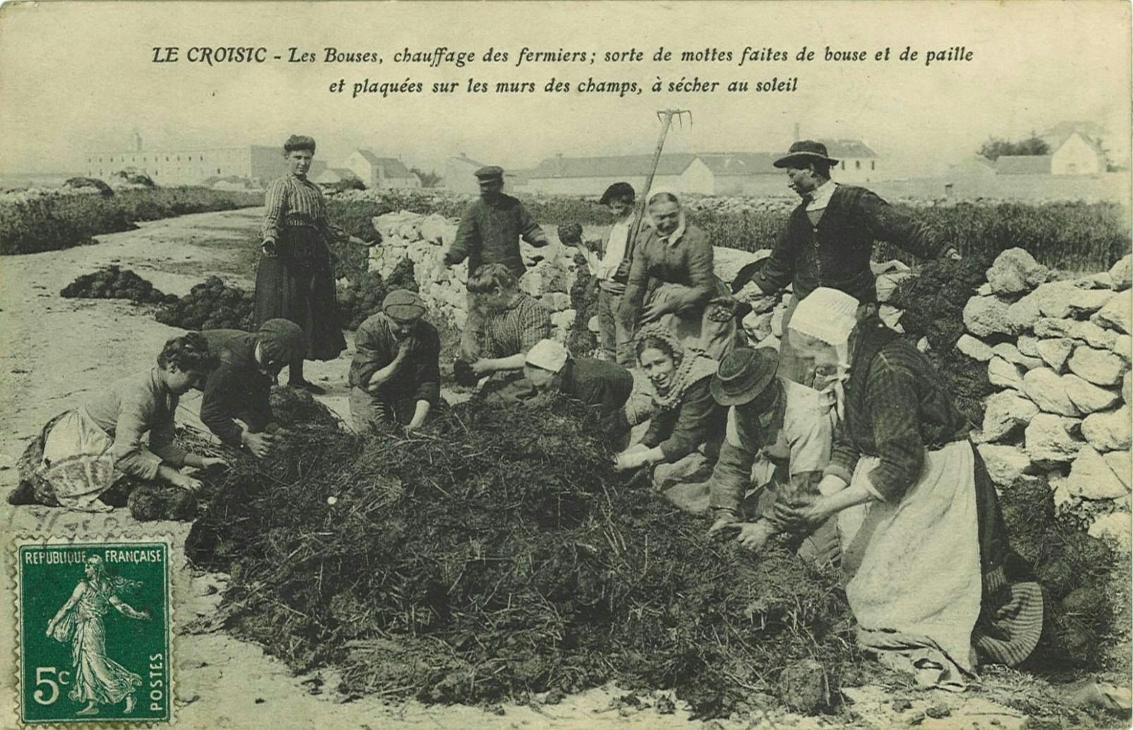 Les Bouses chauffage des fermiers - sorte de mottes faites de bouse et de paille et plaquées sur les murs des champs à sécher au soleil