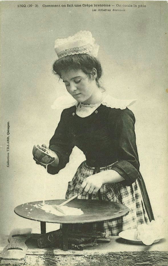 Comment on fait une Crêpe bretonne - On coule la pâte