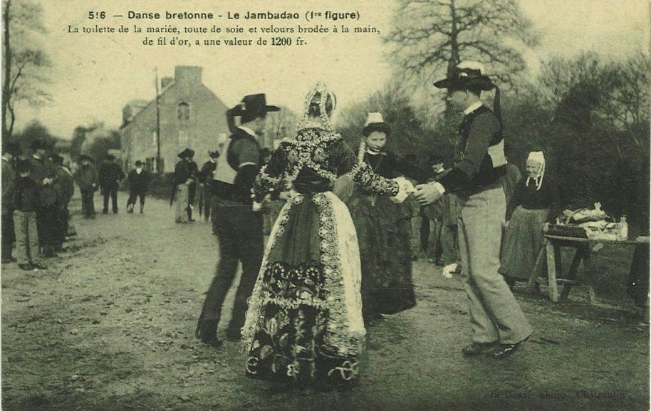 Danse bretonne - Le Jambadao (1re figure) - La toilette de la mariée toute de soie et velours brodée à la main de fil d'or a une valeur de 1200 francs