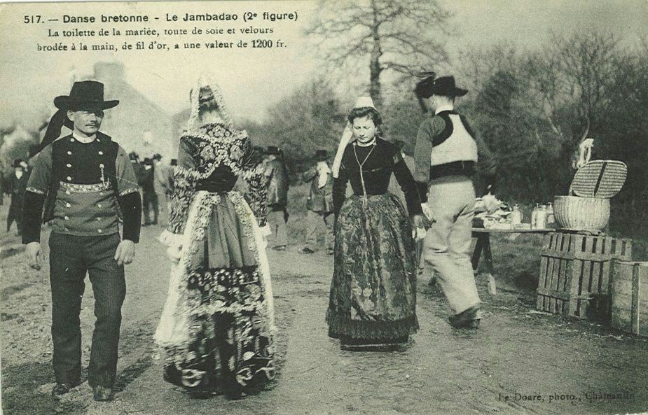 Danse bretonne - Le Jambadao (2è figure) - La toilette de la mariée toute de soie et velours brodée à la main de fil d'or a une valeur de 1200 fr.