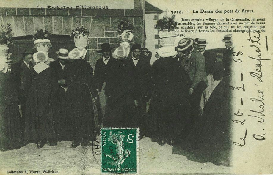 La Danse des pots de fleurs - Dans certains villages de la Cornouaille les jours d'assemblée les femmes dansent avec un pot de fleurs en équilibre sur la tête ce qui ne les empêche pas de se livrer à toutes les fantaisies choré