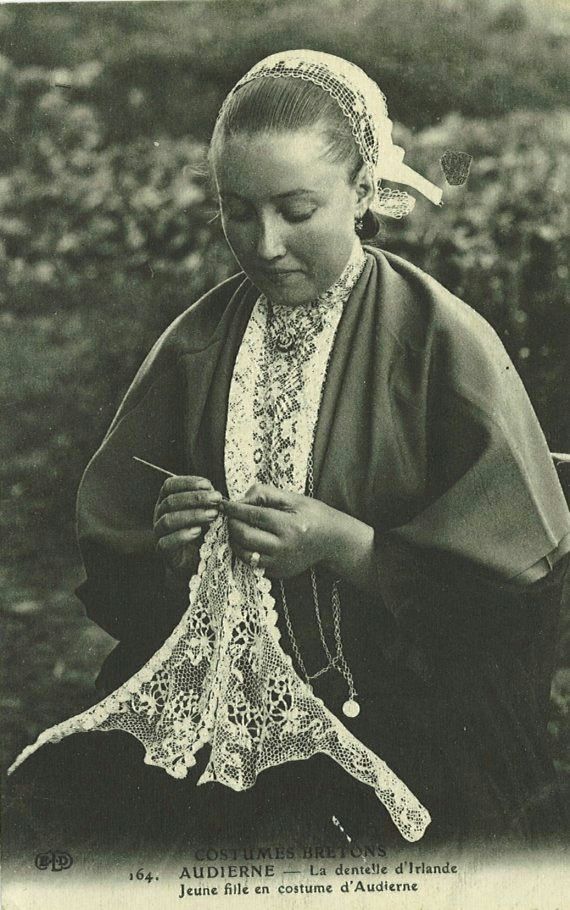 La dentelle d'Irlande - Jeune fille en costume d'Audierne