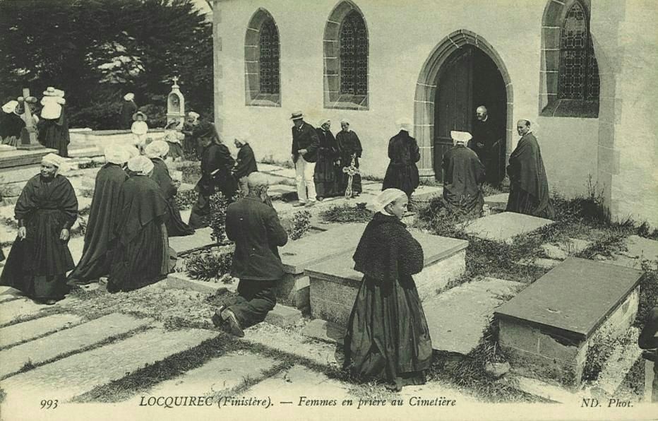 Femmes en prière au Cimetière