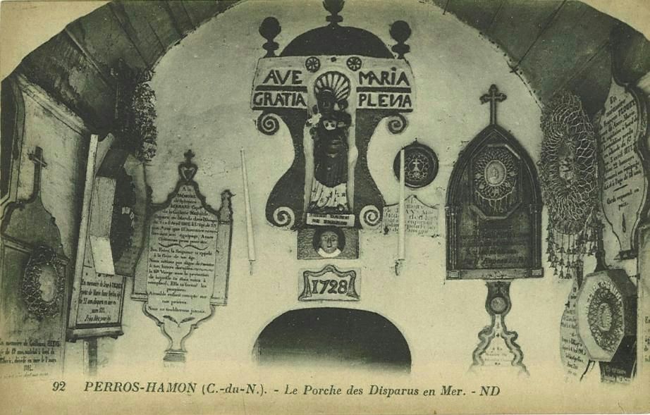Perros-Hamon (C.-du-N.). - Le Porche des Disparus en Mer