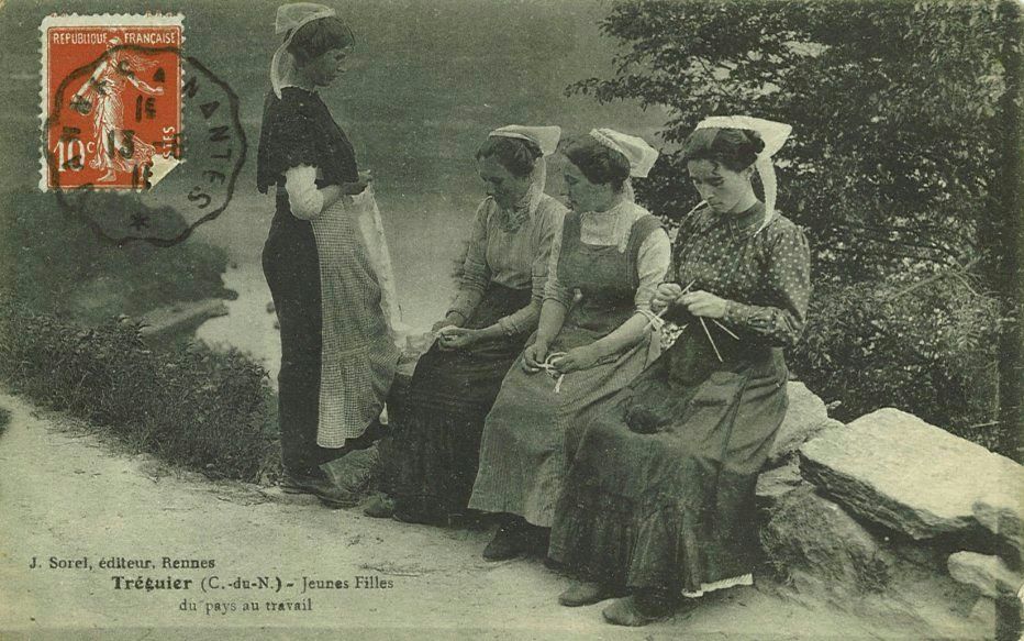 Jeunes Filles du pays au travail