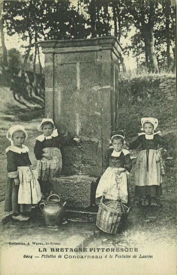 Fillettes de Concarneau à la Fontaine de Lanriec
