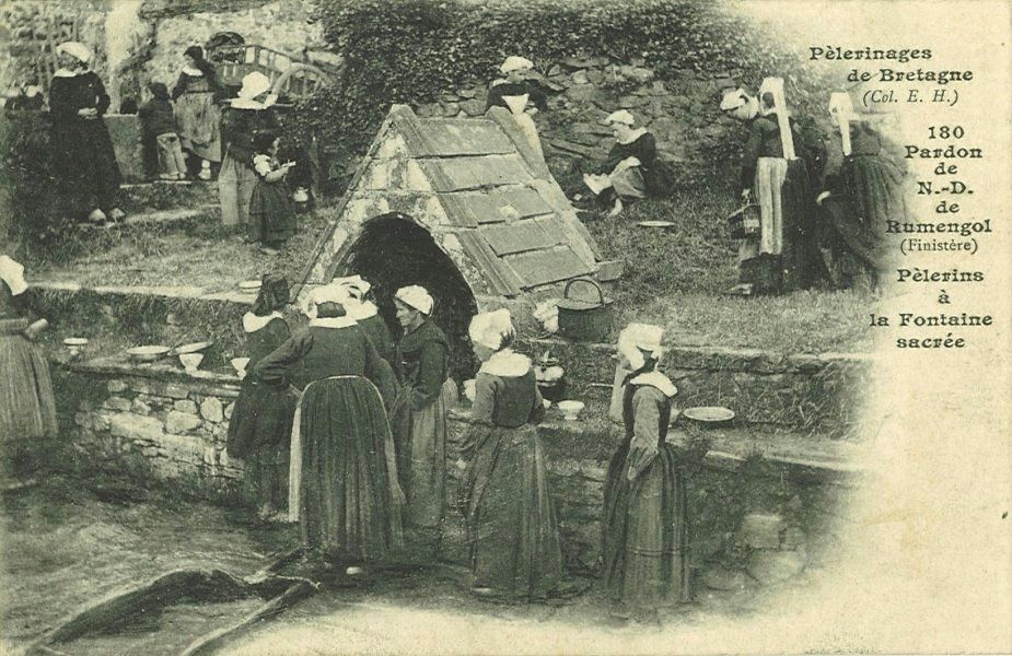 Pardon de N.-D. de Rumengol - Pèlerins à la Fontaine sacrée