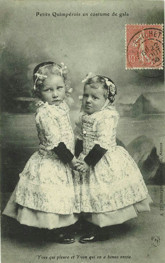 Petits Quimpérois en costume de gala - Yves qui pleure et Yvon qui en a bonne envie