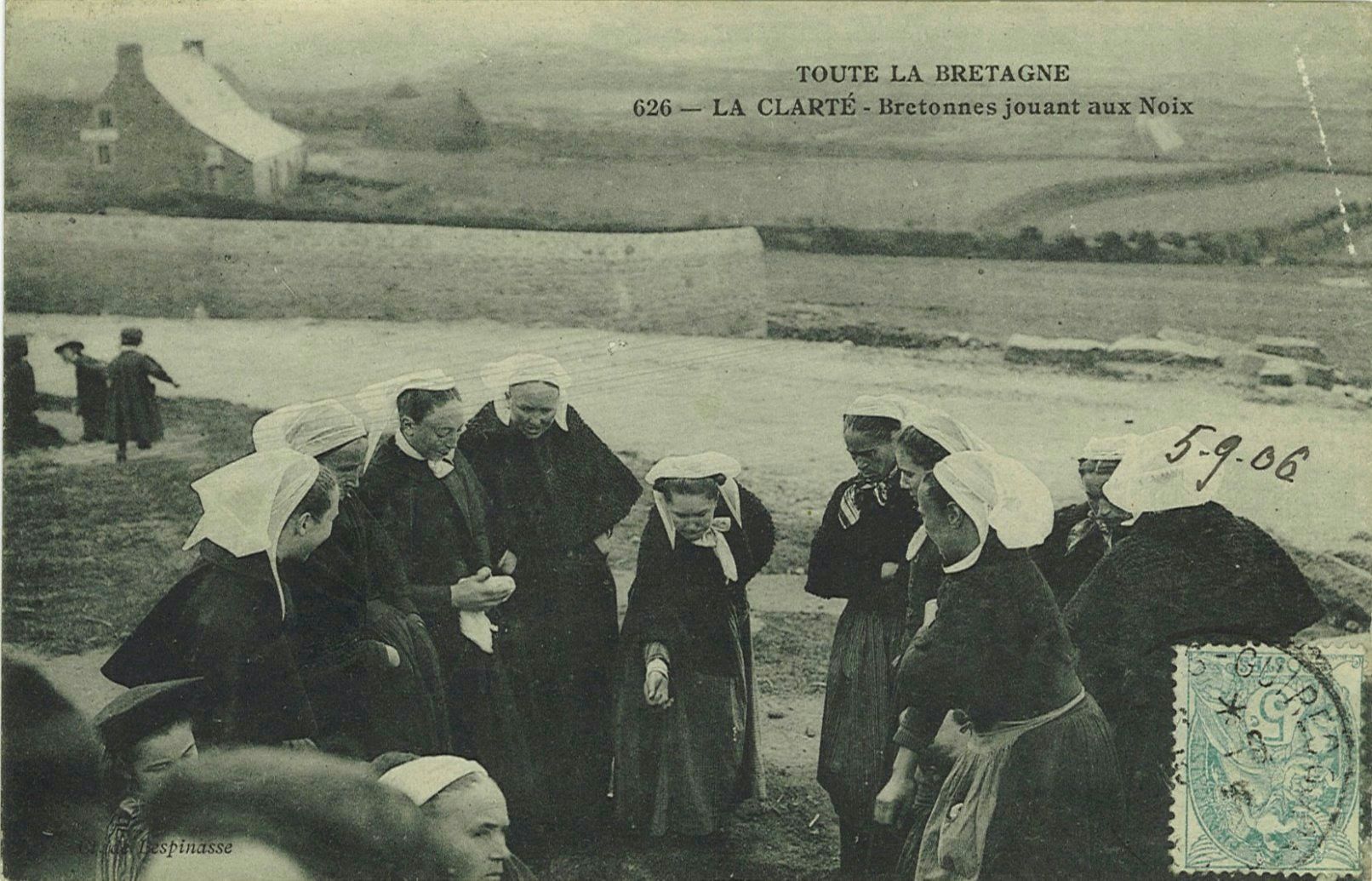 La Clarté - Bretonnes jouant aux Noix