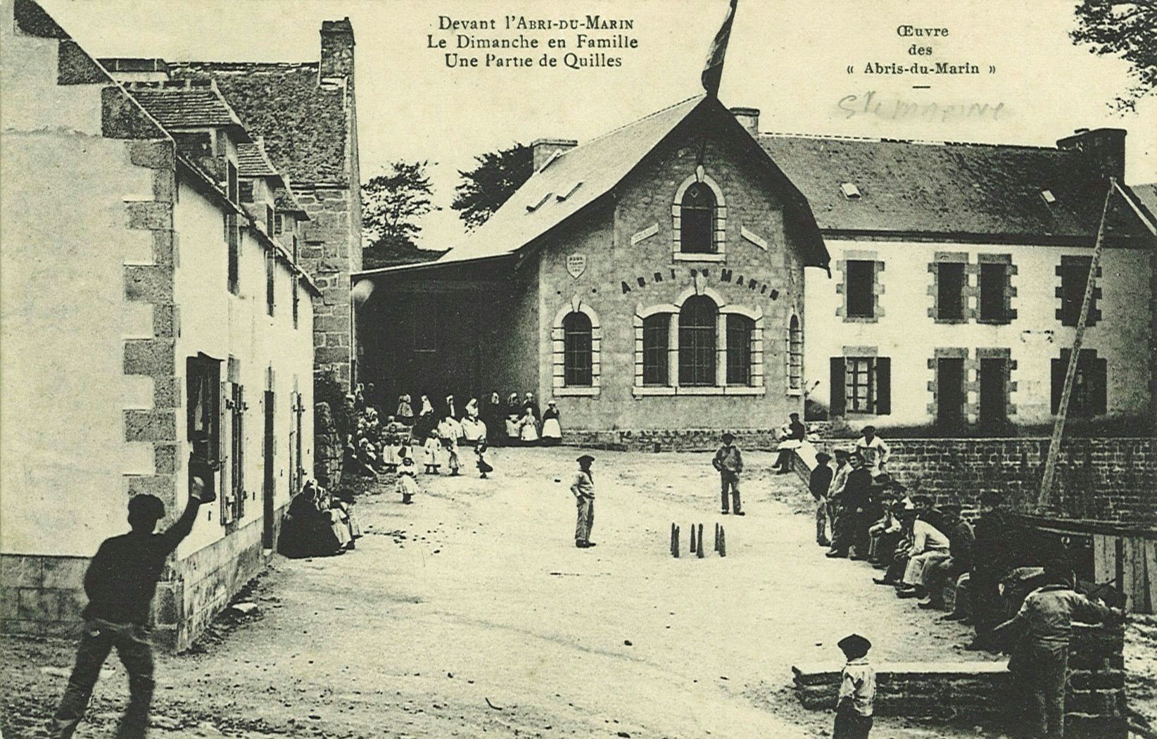 Devant l’abri-du-marin  - Le Dimanche en Famille Une Partie de Quilles